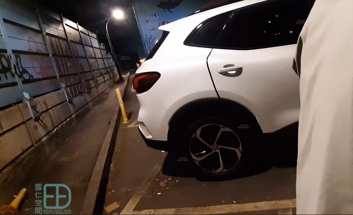 超刺激!路邊停車格露出