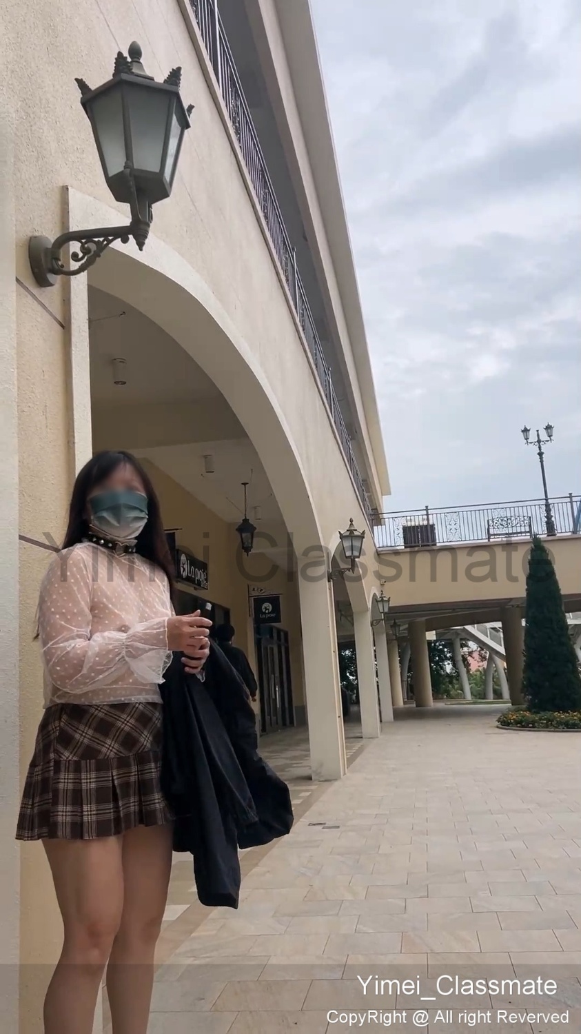 穿著透明上衣加超短裙逛outlet的影片,粉絲們似乎都很喜歡🥰🥰🥰