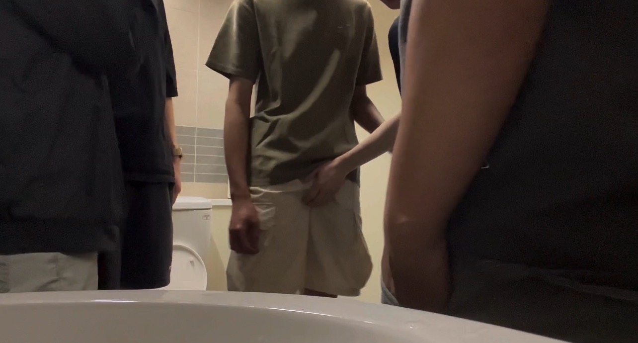 三位學生和刺青大奶狗在公廁一起玩雞雞
