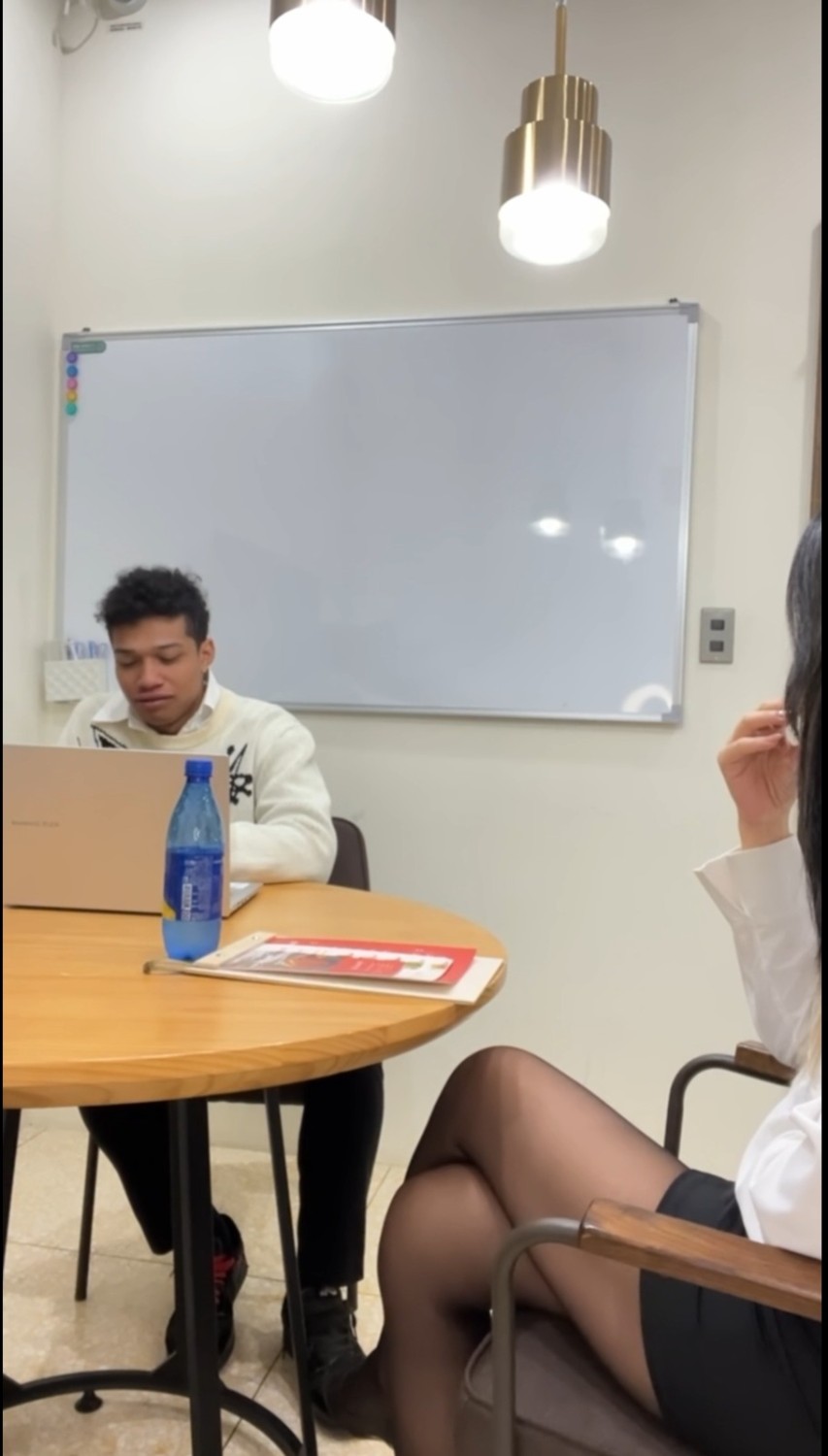 與人妻的辦公室激情