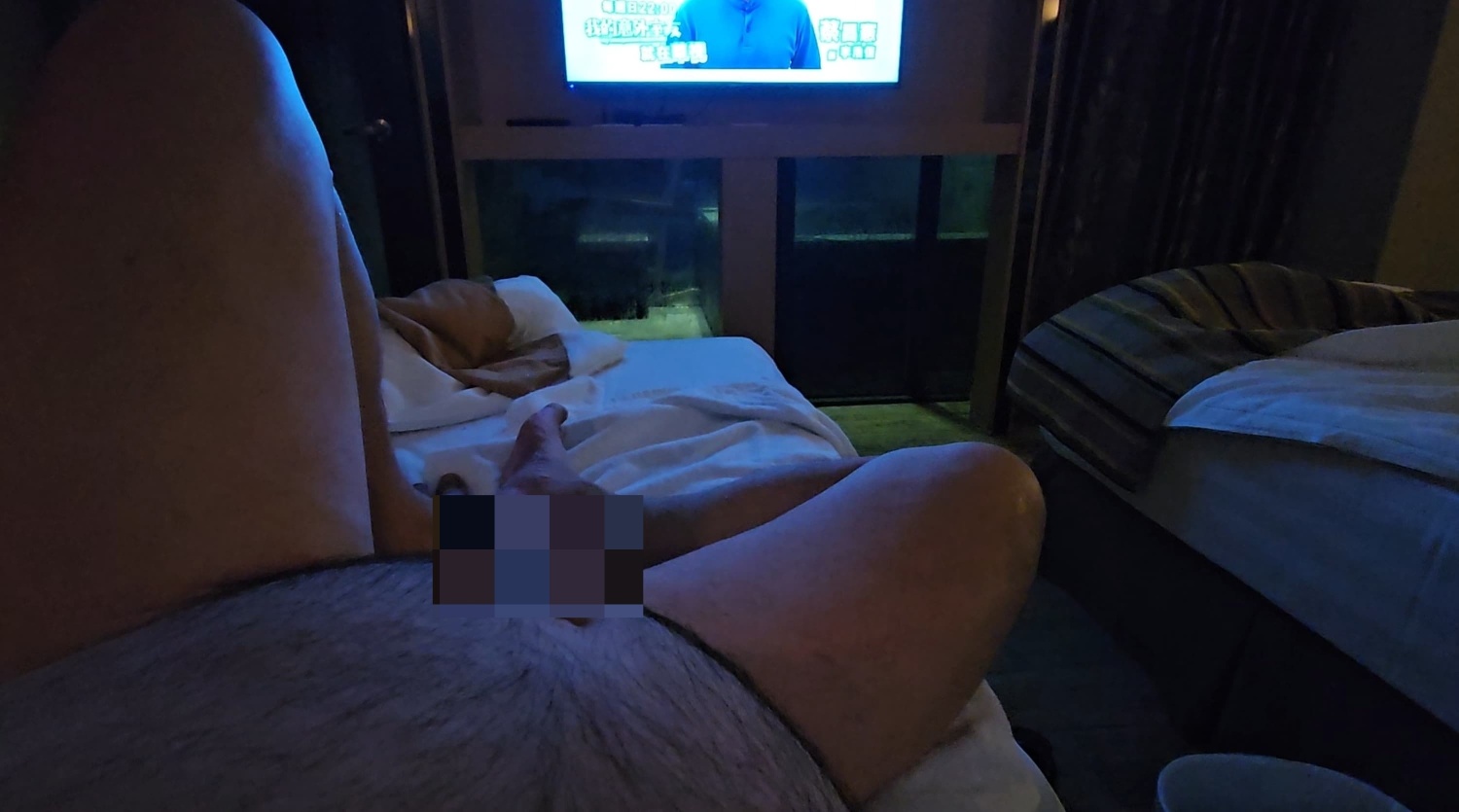 粉絲私訊要看軟軟有包皮的小貝爾...趁睡覺前拍一段滿足粉絲☺☺...愛你們唷...🥰🥰