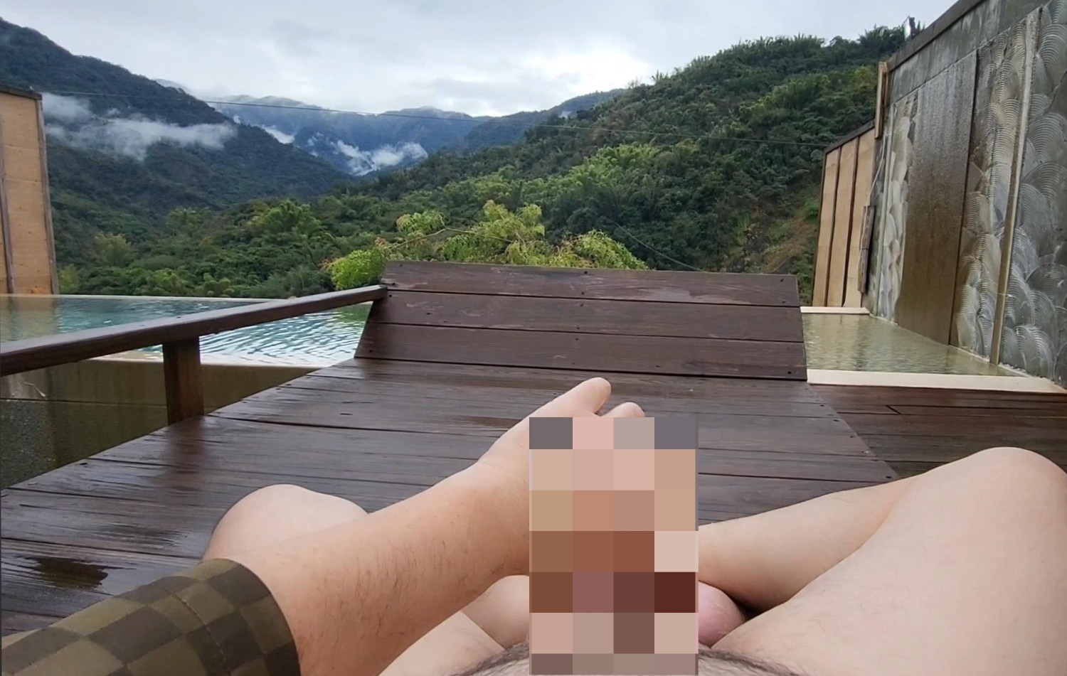 雖然早上已經內射寶貝兩次了😚😚...但蛋蛋還是漲漲的🥴🥴...趁退房前快速的把剩下的精液打出來...😆😆