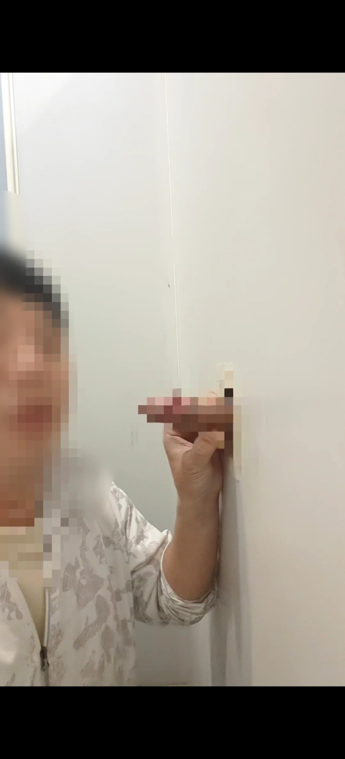 今天下午去洞洞逛逛，才剛進去廁所，還沒心裡準備，對方就硬著大粗屌伸過來，忍不住就含下去了。