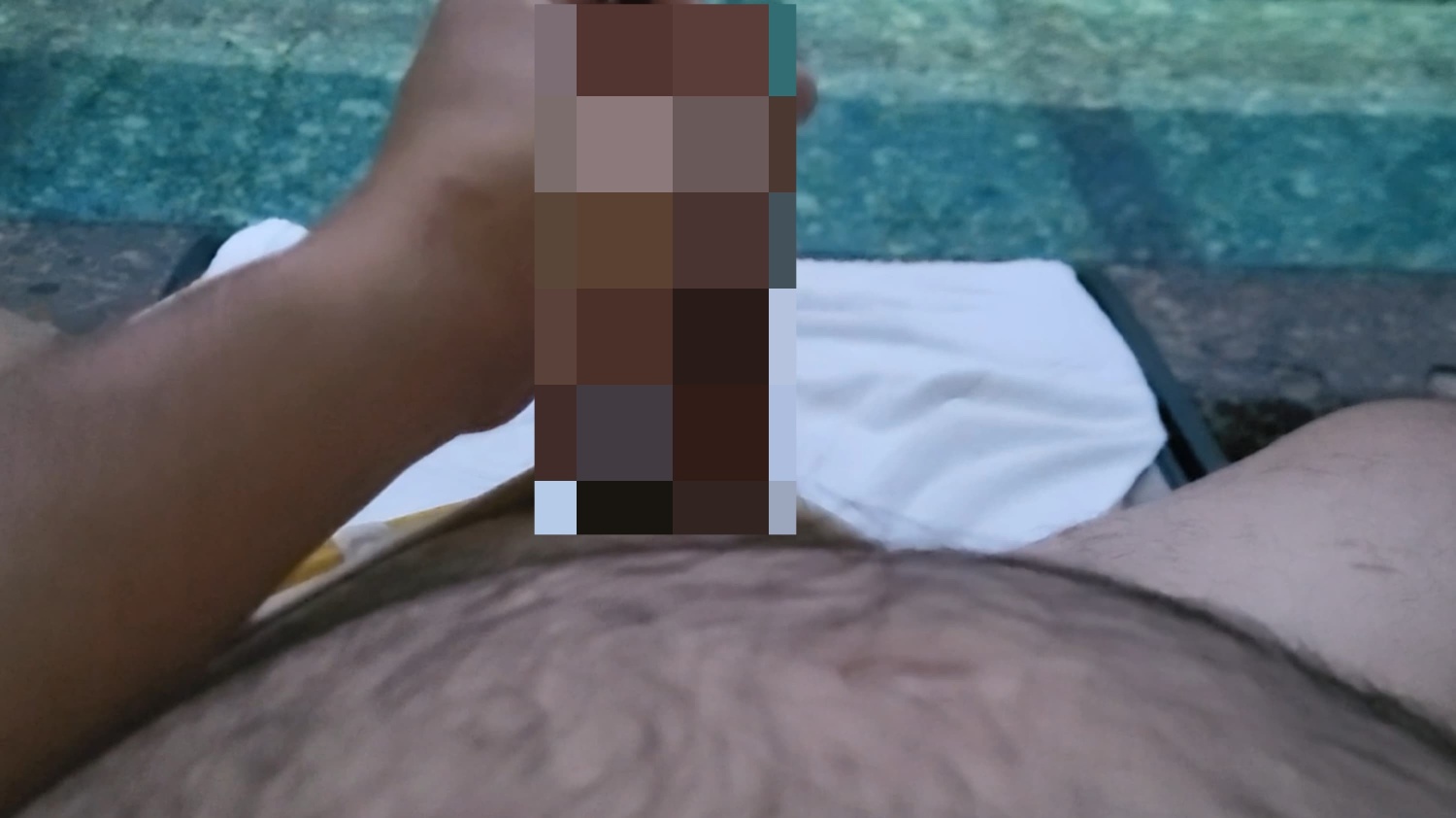 在泳池邊刷著推特看到喜歡的大屌熊...瞬間就勃起了😆😆...看了一下四周都沒人...就把雞雞大膽的掏出來套弄...結果玩不到五分鐘遠處就有人走過來...真是掃興...😤😤😤