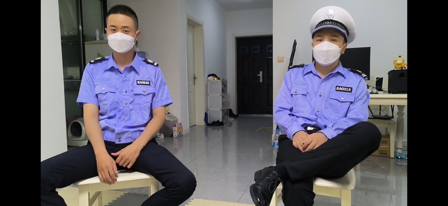 條子猥褻著他,射在他臉上