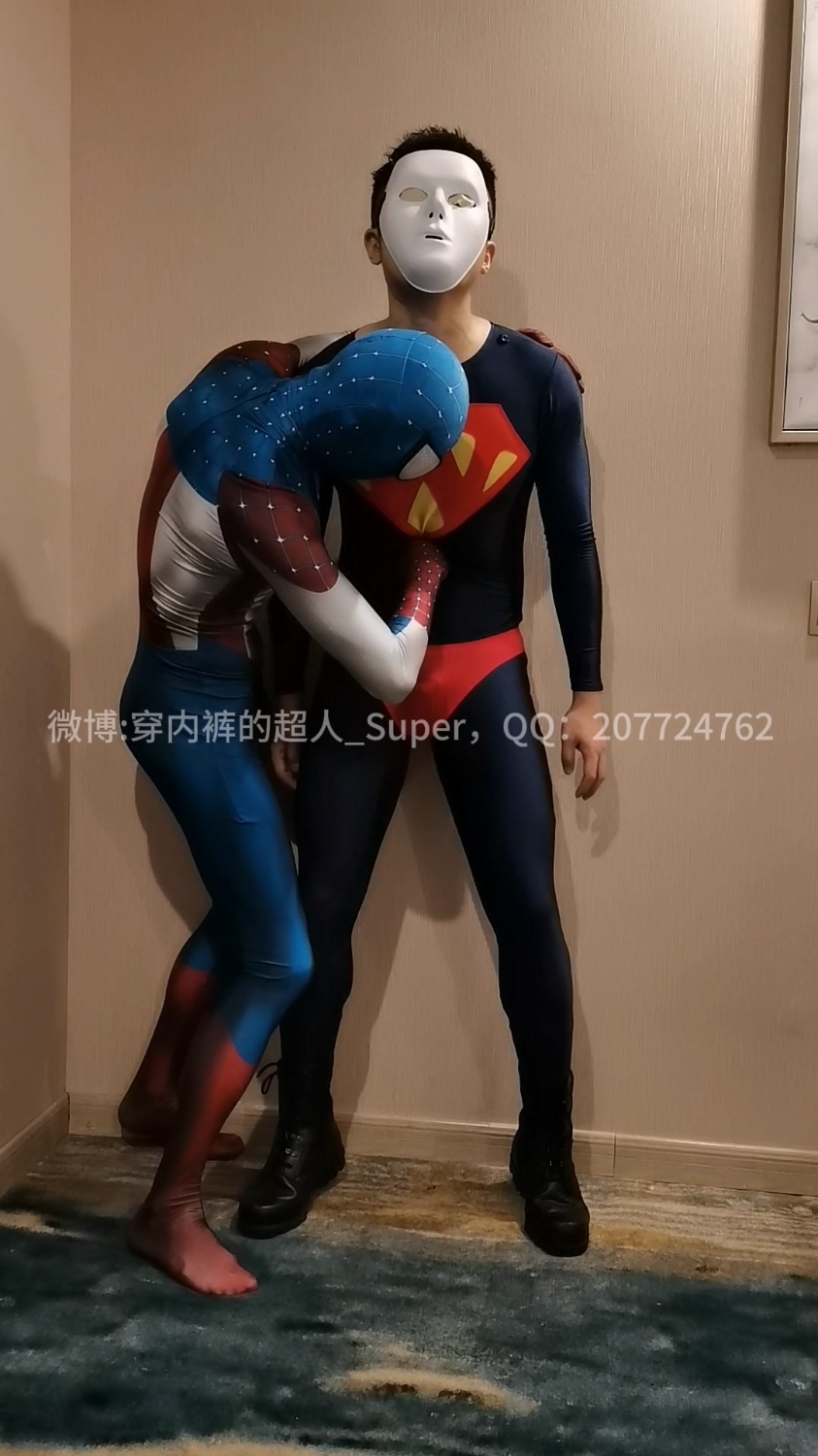 超人第二弹！！！钢铁超人被蜘蛛侠无情虐腹，尽管他想防御，但是仍不受控制地被拳拳入腹！！！