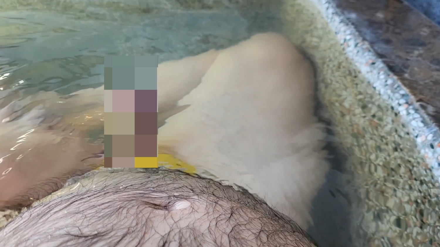 泡完裸湯到外面泡大眾池...但雞雞還是處於半勃起狀態...只好躲在大眾池角落等小貝爾消腫了...🥹🥹🥹