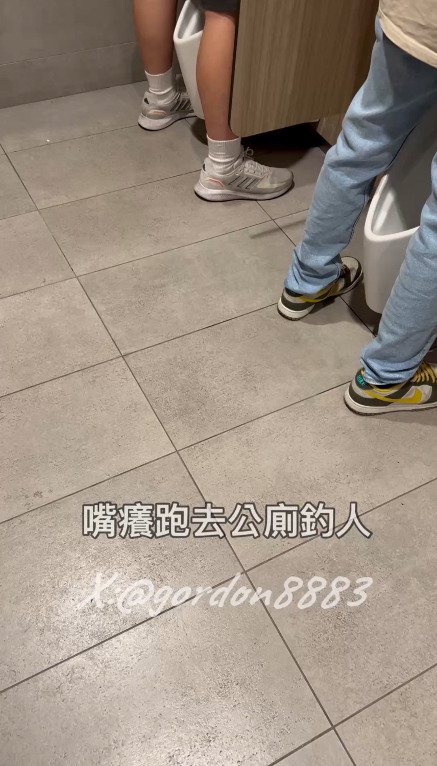 嘴癢跑去公廁釣人 意外發現兩個大學生 口交奴蹲在廁所裡 讓大學生當發洩工具使用