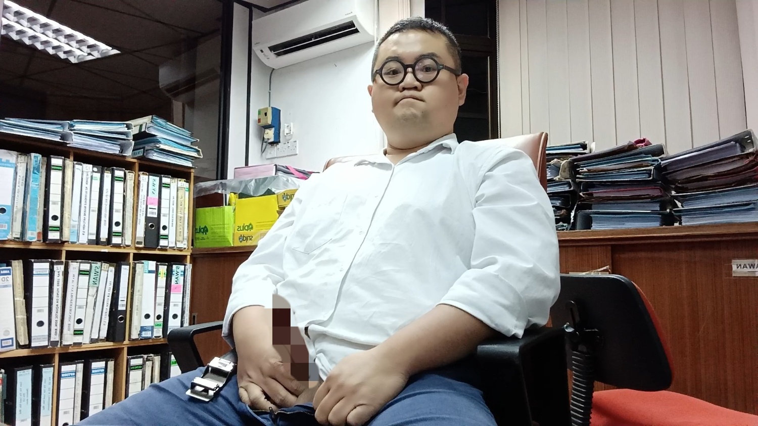 深夜加班越做越硬忍不住打出來🤣