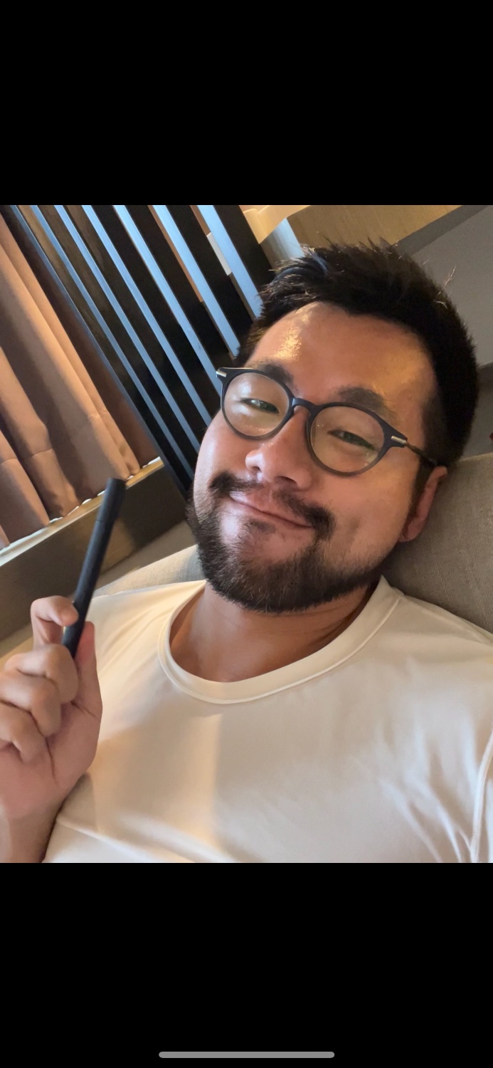 來，跟著老師的筆，一路由上而下移動，先是玩弄一下奶頭，在慢慢一路觸摸，在硬起的陰莖上，用著筆身去測量慾望的大小。