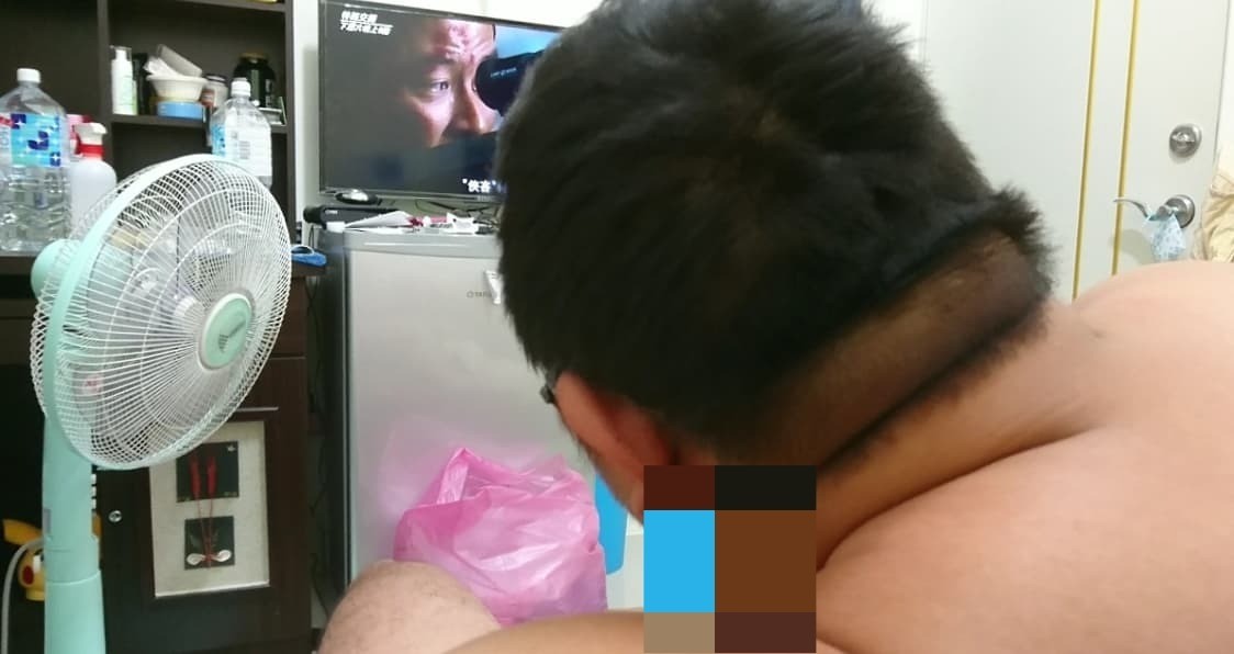 寶貝喜歡一邊看電視一邊吃東西...但剛好零食吃完了...只好把雞雞掏出來給他吃🤣🤣