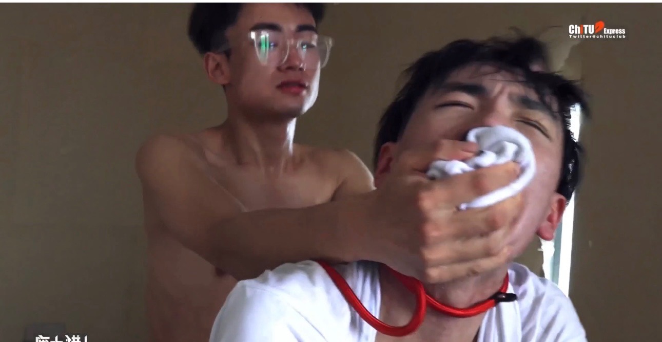 023：废土猎人 超帅大屌在废墟无套猛操小受到白沫起尿直流，白袜塞嘴