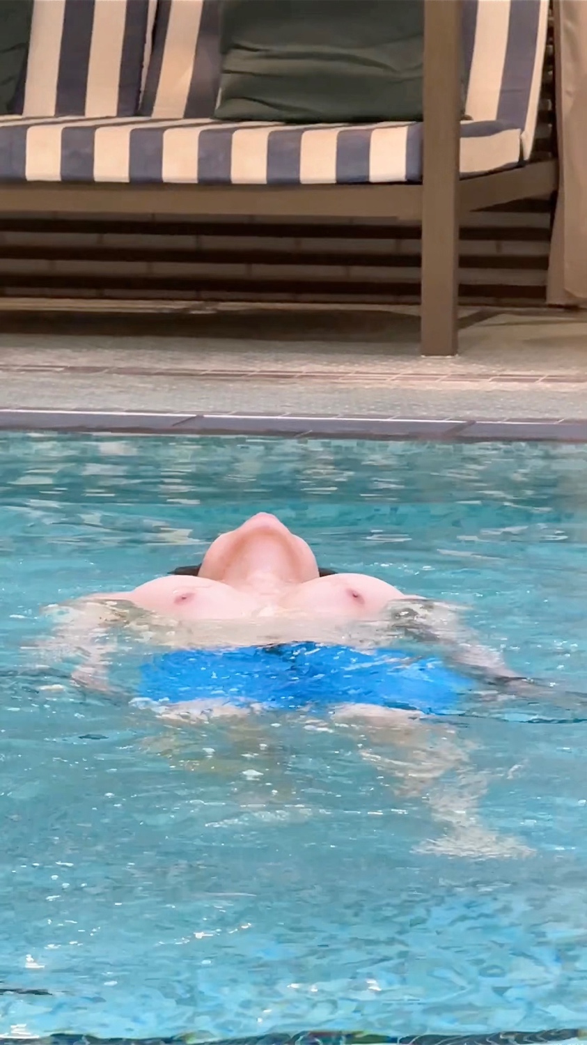 抓到一枚泳池男孩🏊🏻♂️
