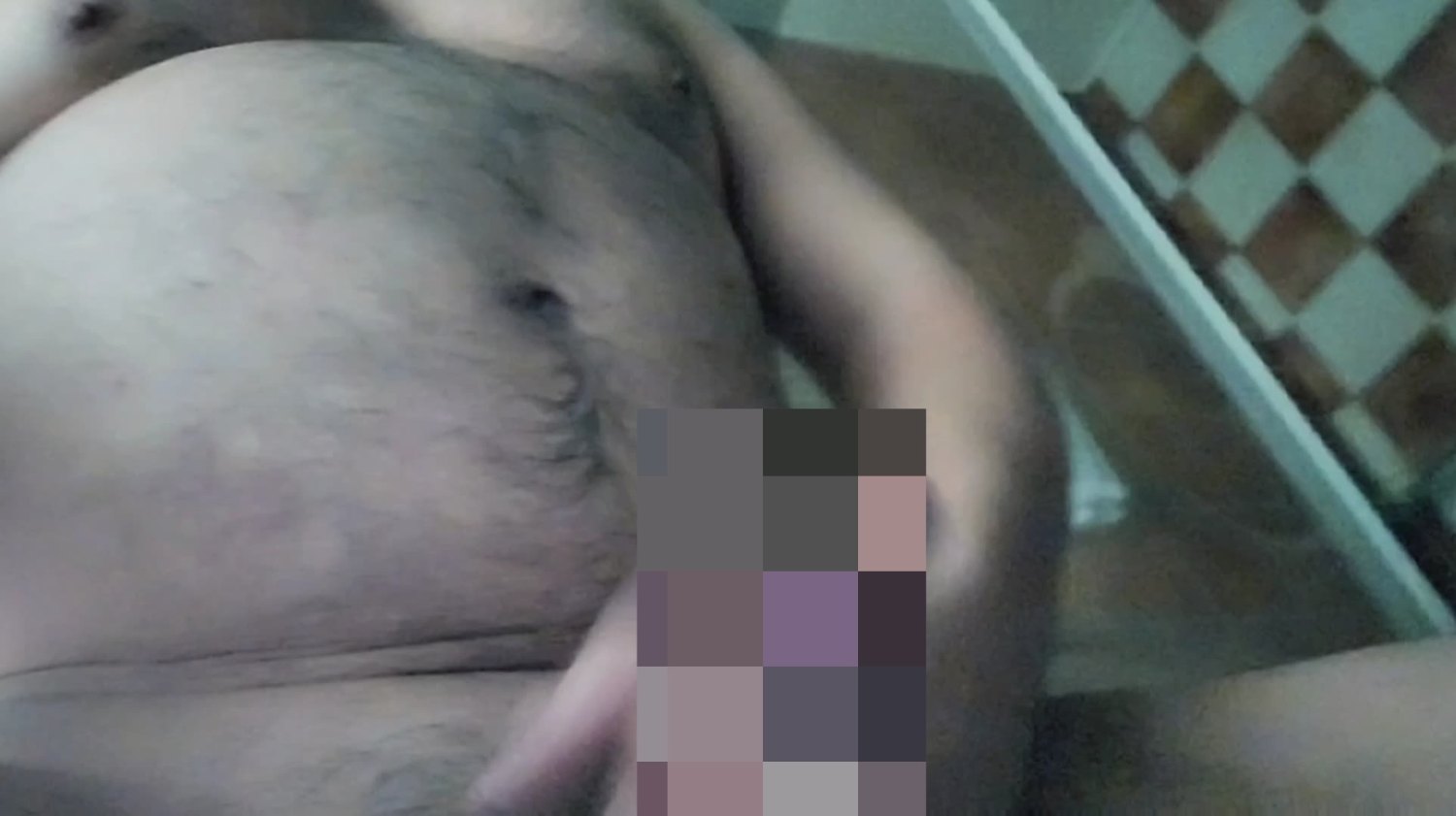 肚子痛到朋友家借廁所...一邊大一邊看推...然後就套弄起來了...🤣🤣🤣...(如果朋友這時候開門，我該怎麼解釋...😅😅😅)