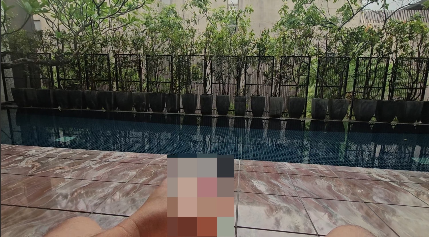 晨勃消不下去就到泳池旁看風景順便消腫...以為對面沒住人就開心的套弄起來☺☺...玩了三分鐘才發現對面頂樓有人在看我玩雞雞...有夠尷尬的啦...😅😅