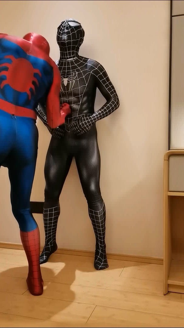 蜘蛛俠第三彈！！！黑蜘蛛俠VS正義蜘蛛俠，黑蜘蛛被全方位虐腹，但是他仍然頑強地堅持著，盡管他的腹部已經傷痕累累……