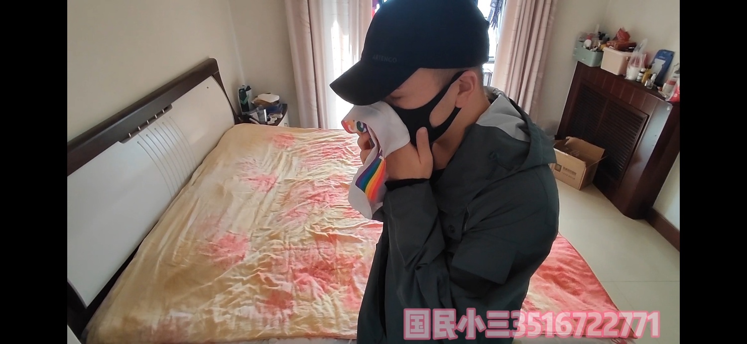 小哥上門送個外賣,我特麽剛好在洗澡,就偷聞老子內褲,還想偷我的手機,mad他居然不逃跑,我反被小哥捆綁…