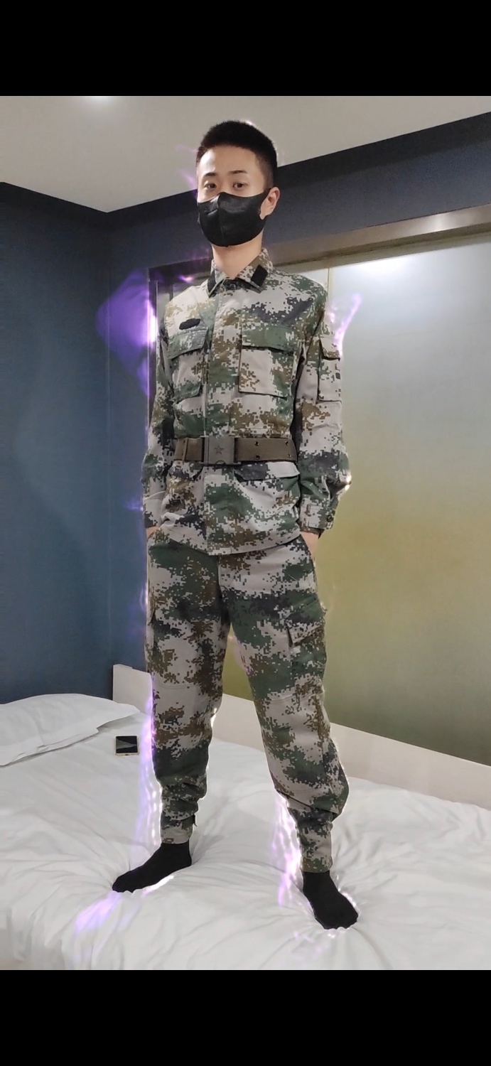 小兵站崗放哨,被黑衣人放倒,扒掉小兵外褲,直接把肉棒含進嘴裡嗦了起來。。