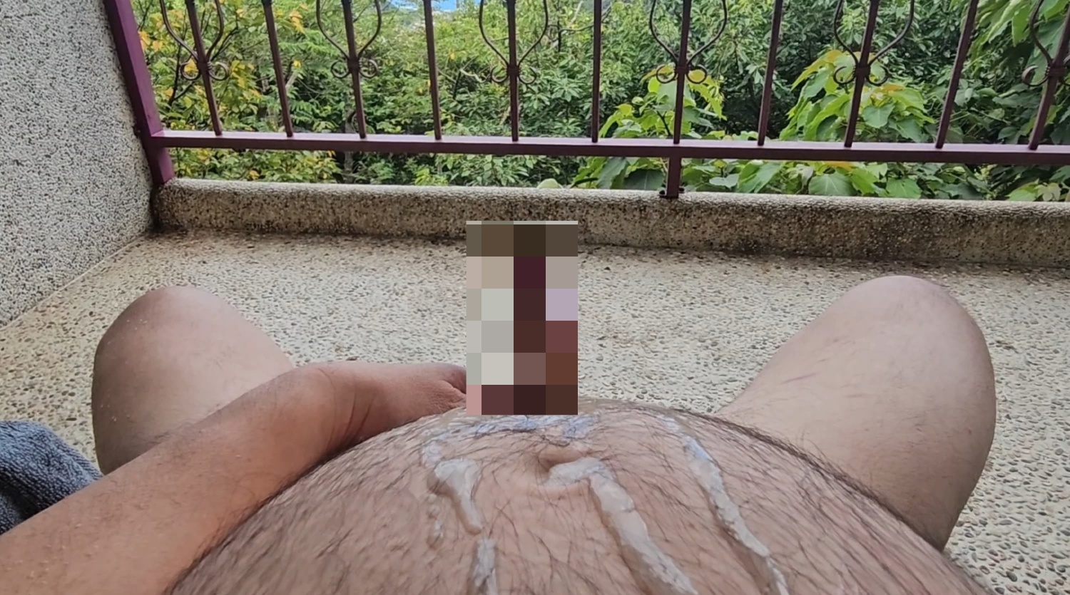 看著遠方美麗的龜山島...我也默默的玩起自己的龜頭島🤣🤣...玩著玩著就射了...😆😆