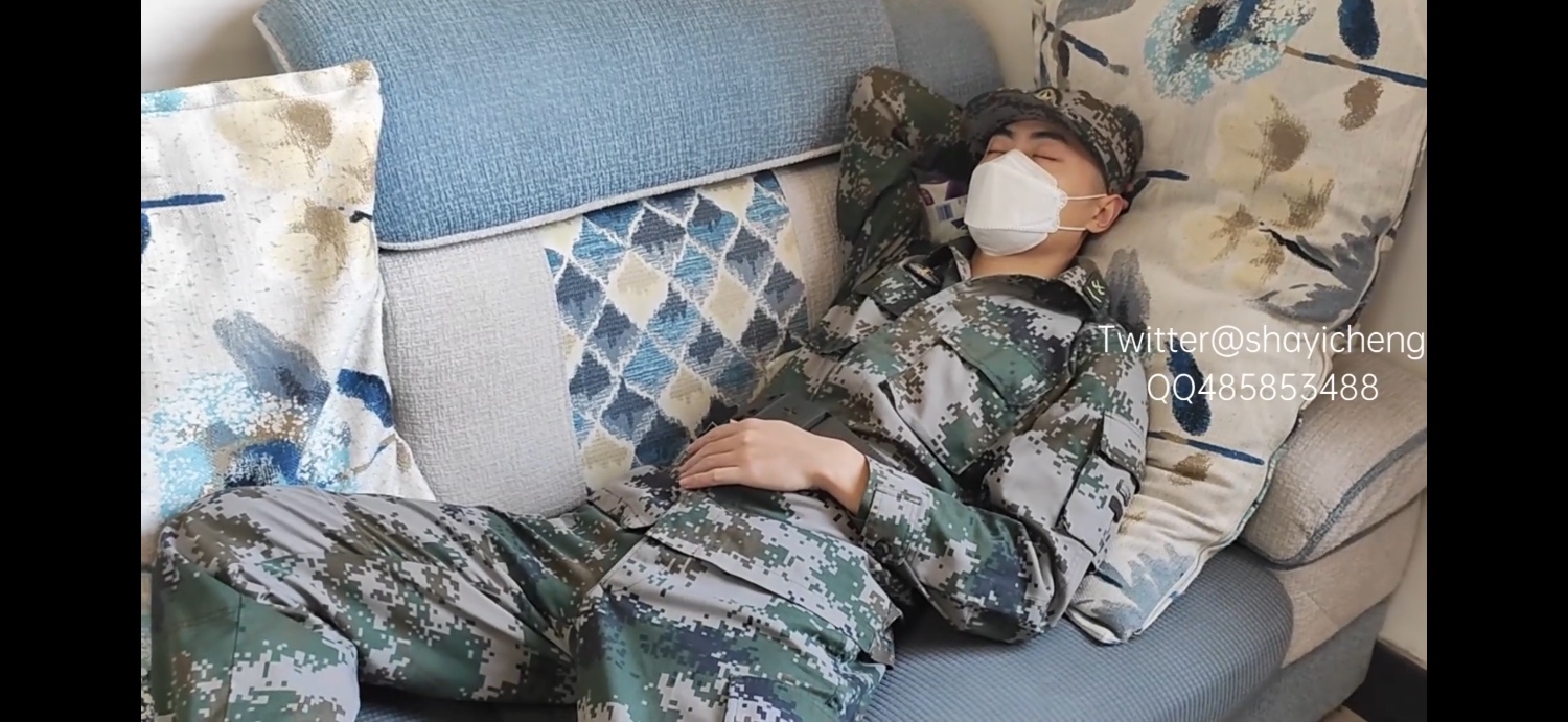 迷彩午休時被班長勒住脖子,暈倒後班長把他扒掉,蹂躪著他白內下的大包翹臀