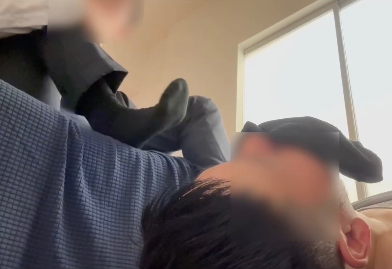 （上部）玩了一位前橄榄球部的日本壮熊。颜值很高，绝对的同志天菜类型。喜欢西装男的黑袜脚，乳头也非常敏感。