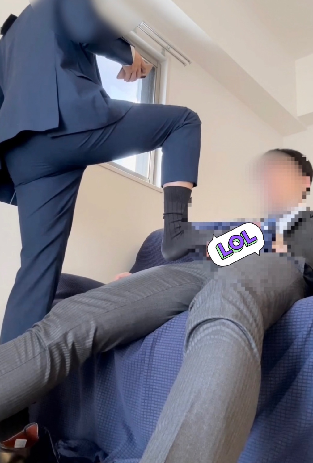 调教了一位交友软件上认识的西装男。身材高挑，穿上西裤屁股也很翘，所以见面后一直咸猪手😆然后身体也非常敏感，让他各种闻舔玩得很开心。