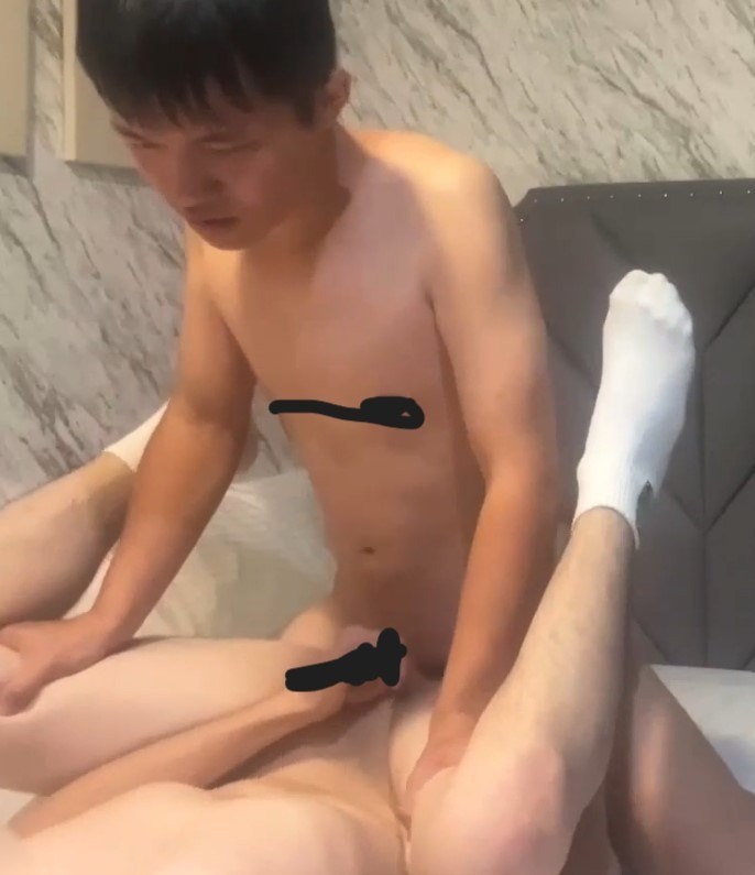 弟弟急著脫掉