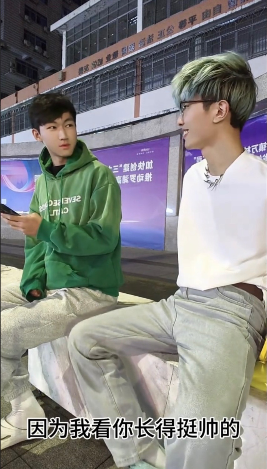 028：帅哥勾搭直男帅哥回酒店喝尿和舔脚
