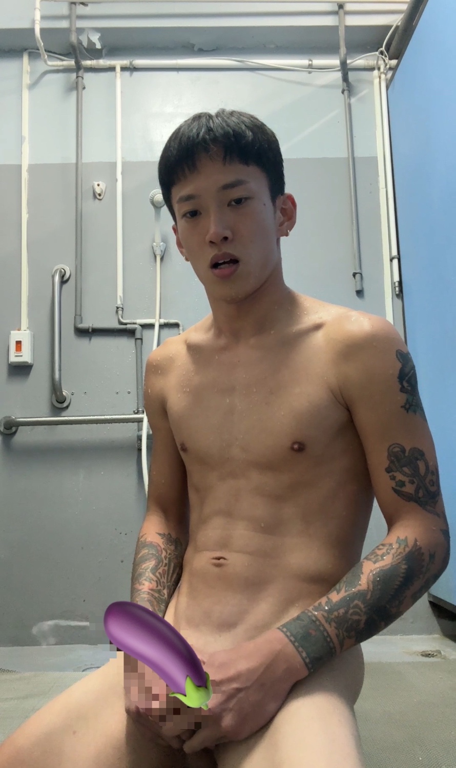 浩浩體育生游泳完在浴室裡面玩18公分大屌噴超多🍆🍆🍆
