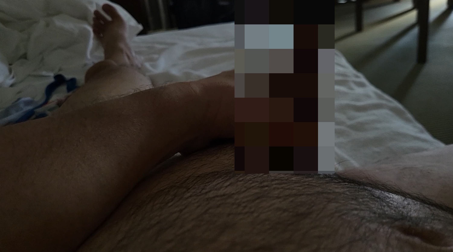 每天早上不到六點就被陳伯吵醒...握著硬梆梆的小貝爾...看到什麼都會想要插進去...趕快來個粉絲讓我抽插一下...😆😆😆