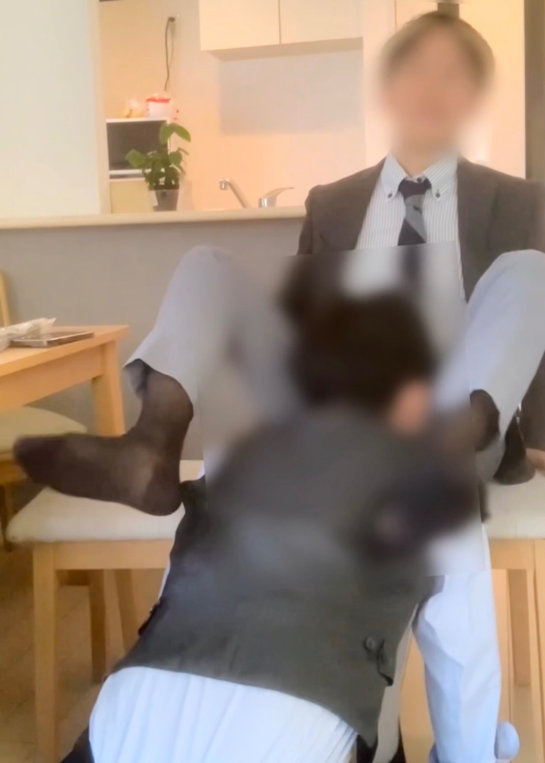 调教超帅日本年下西装男。小伙子突然X上DM发给我脸照和简介（很淳朴真诚），说关注了我的myfans很久。约好周五下班特意从名古屋坐新干线来见我，真人比照片还要帅气惊艳，有种邻家运动系弟弟的感觉。随口一问，果然以前是足球部的⚽但是play时反差又非常大，虽然很年轻但已经什么都会玩了😆一起度过了美好的时光🌃