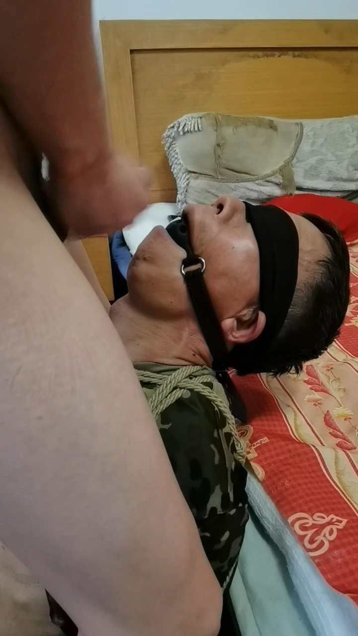 打牌输了还不了钱，被债主捆绑起来玩弄！