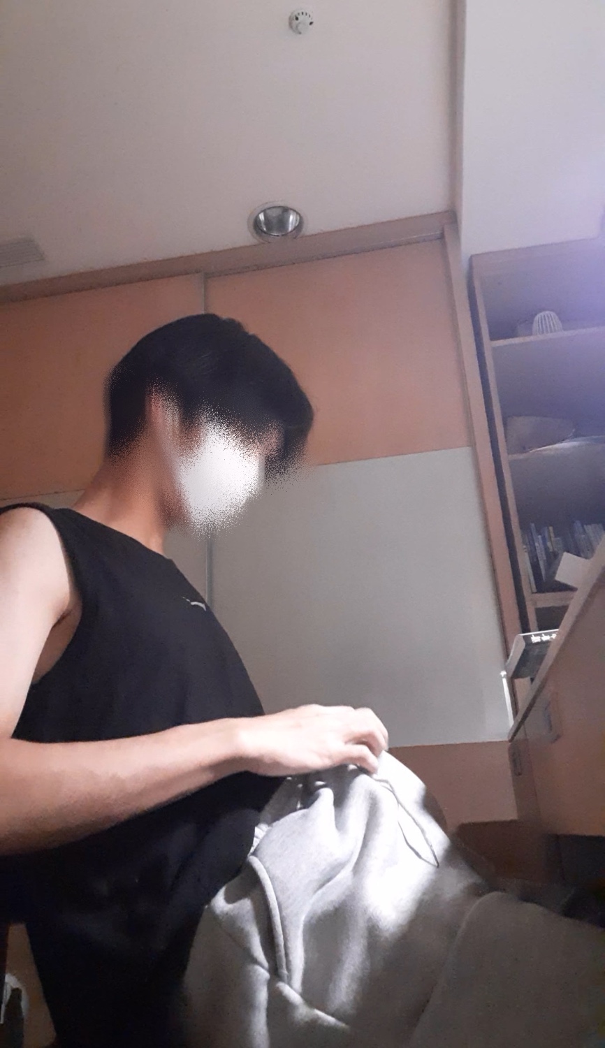 半夜一邊寫作業一邊…