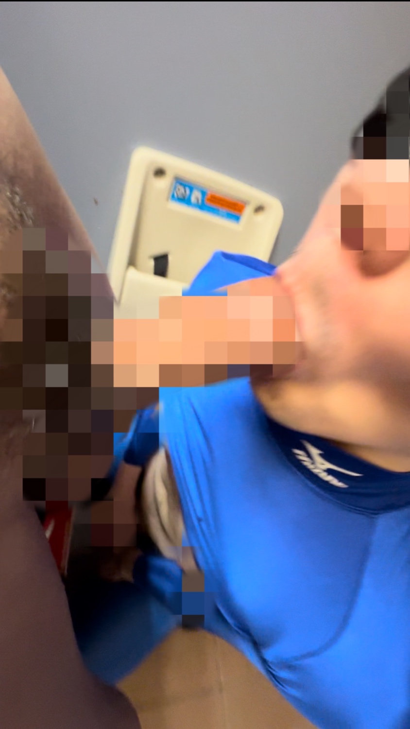 公廁尿斗前色誘旁邊西裝男🤵沒想到清潔阿姨進來直接尻槍給她們看超刺激🍆💦在拐西裝男淫舔巨物炸噴超爽快👅🥵