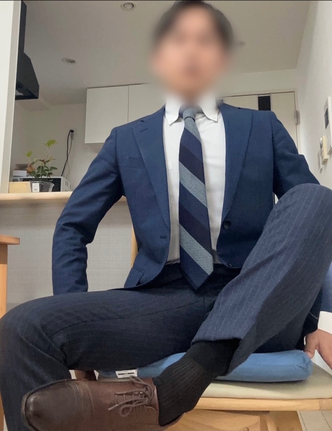 正装男在家秀皮鞋丝袜（小片段）