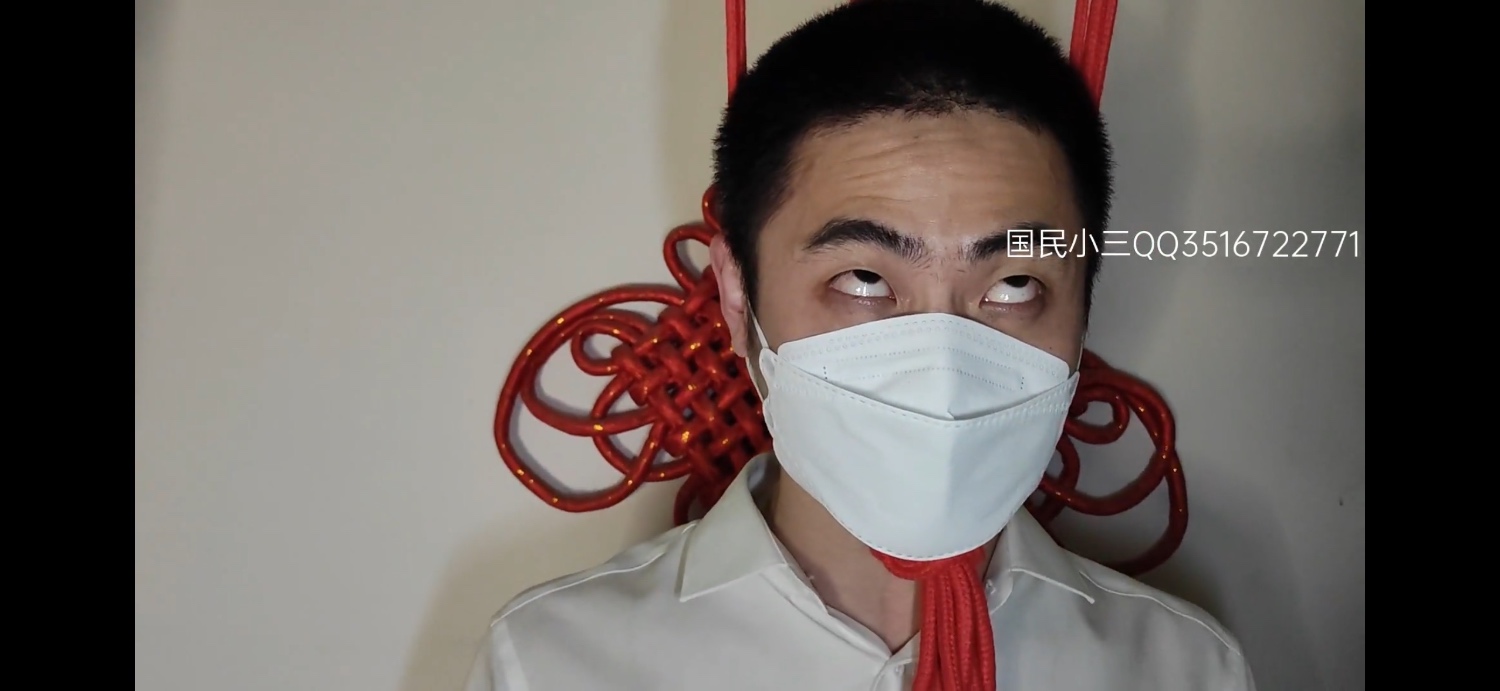 熟男借錢後,沒錢還我,我只能先玩會兒他了!用老子錢這麽久,得先讓他吃點苦頭。他被吊起來後,翻出來了白眼,我把他褲腰帶解下來後,發現他都尿濕了褲子。我就只好先讓他掛在繩子上,脫下他的褲子了…Md,死了老子也得玩你才夠本