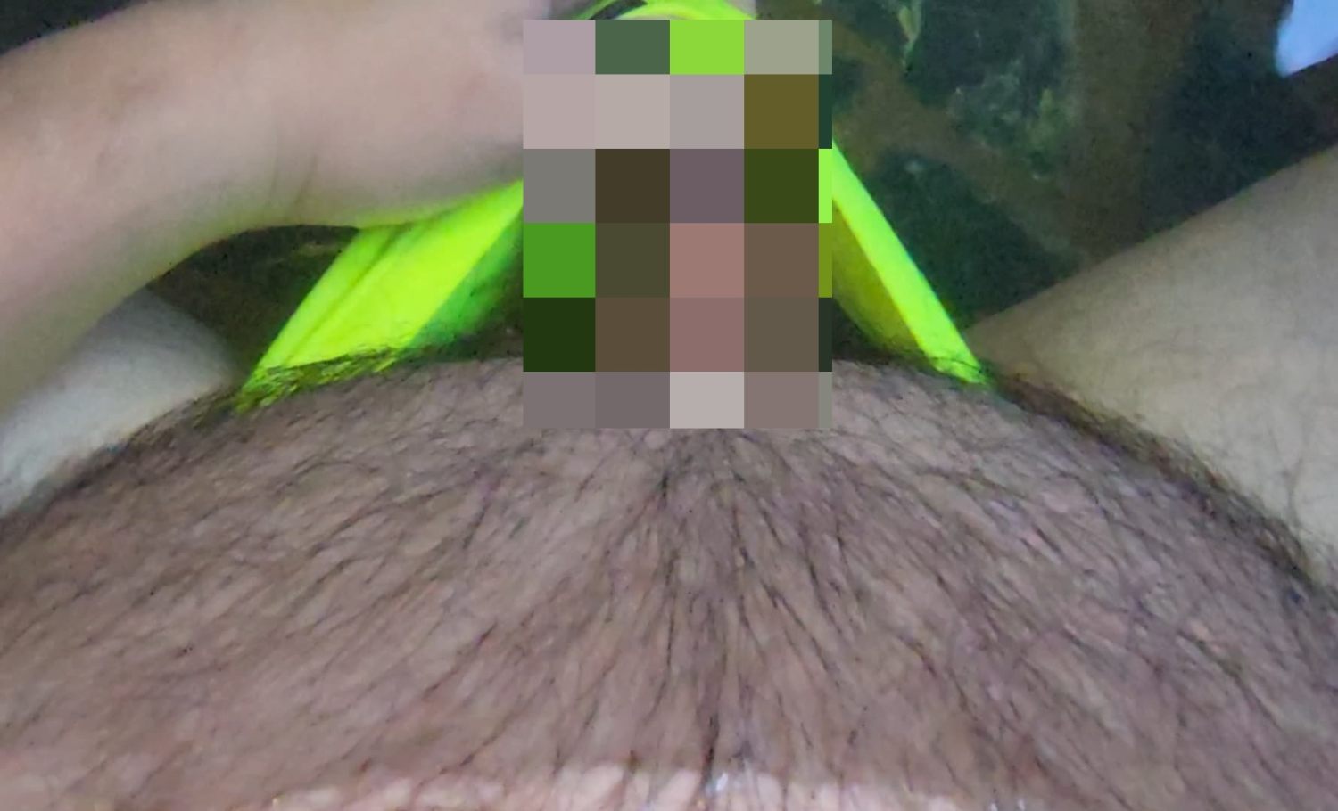 泳褲太小件...走路的時候龜頭都會跑出來...看到前面有人朝我走過來...只好先躲到裸湯的淺水區...順便玩一下雞雞...😆😆