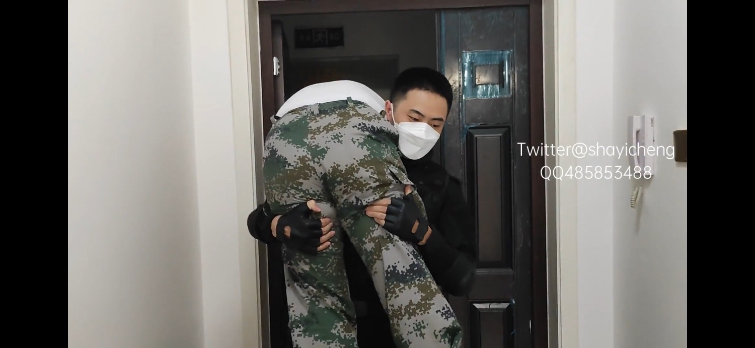 打暈迷彩後 我扛回家正爽著,他醒了趁我不備勒暈了我,任由我白襪踢蹬,還是翻了白眼,反被他爽了…