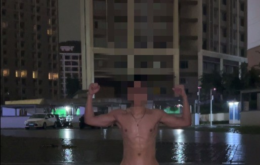 雨天露天全裸服務下班族