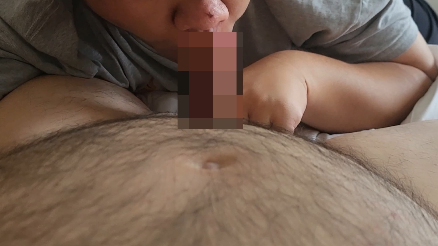 有時後硬到受不了又沒時間愛愛...就會選擇口爆寶貝...小貝爾全硬的時候大概16.5左右...而寶貝很喜歡整根含到底...然後把龜頭卡在喉嚨裡摩擦...真的超舒服的啦...😚😚