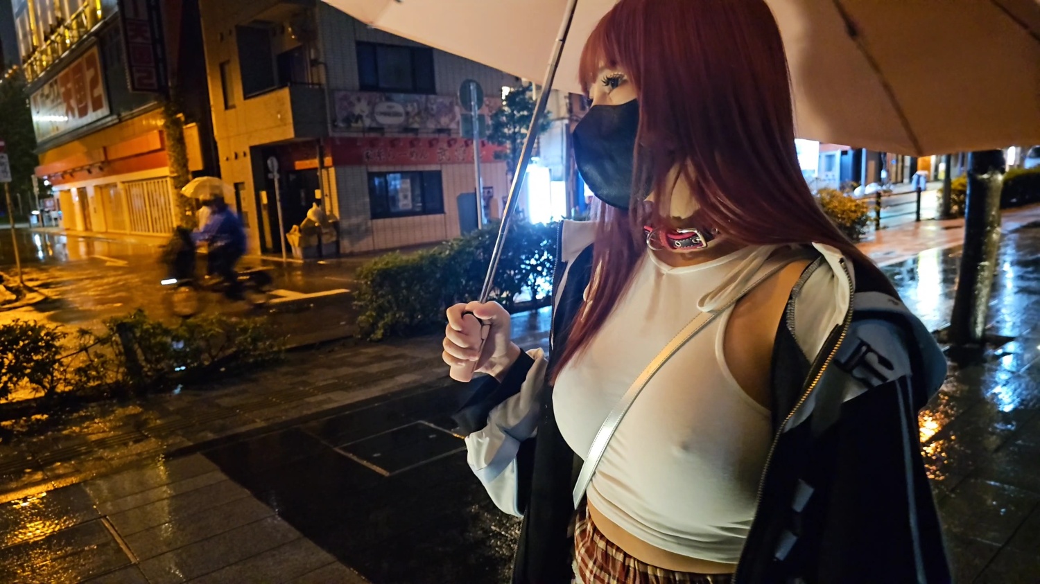 TQ2.雨中的胸部，不穿內衣的激凸夜遊
