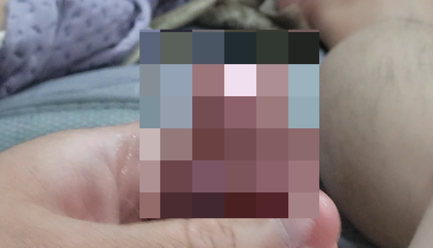 一早起床發現寶貝微勃...決定幫寶貝清槍☺☺...然後我發現寶貝也很會流汁...而且精液也蠻濃的...😍😍😍