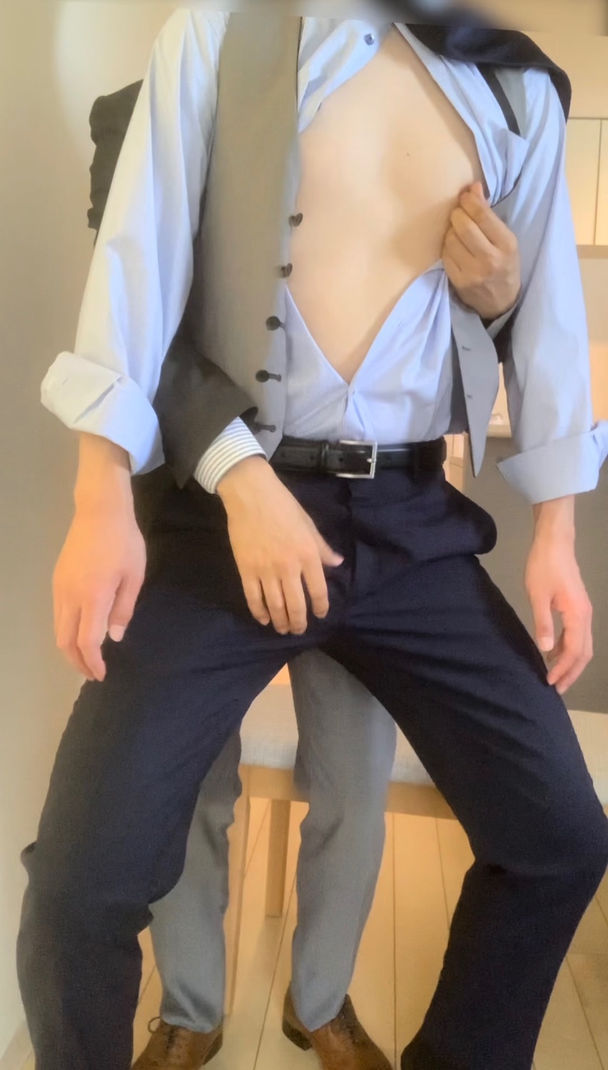 调教超帅日本年下西装男。小伙子突然X上DM发给我脸照和简介（很淳朴真诚），说关注了我的myfans很久。约好周五下班特意从名古屋坐新干线来见我，真人比照片还要帅气惊艳，有种邻家运动系弟弟的感觉。随口一问，果然以前是足球部的⚽但是play时反差又非常大，虽然很年轻但已经什么都会玩了😆一起度过了美好的时光🌃