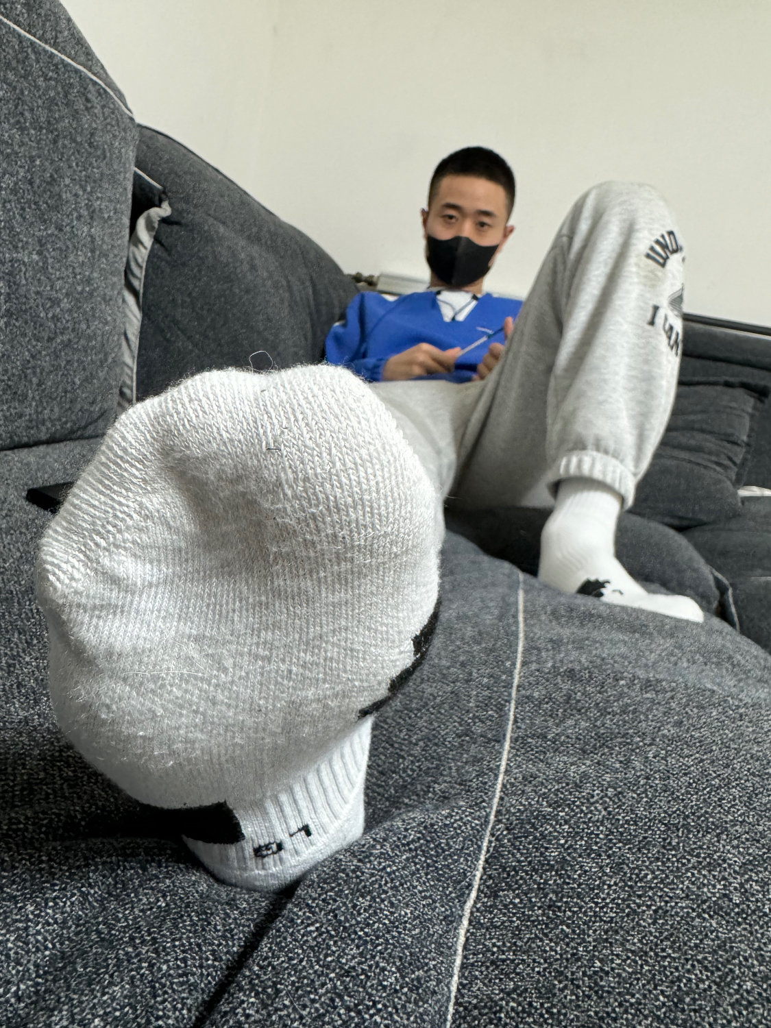 穿著室友的球衣和白襪➕運動鞋
