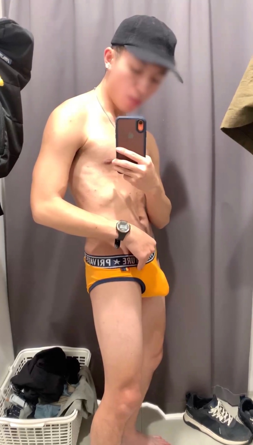 試衣間射濃精🥵/ Cum in the fitting room