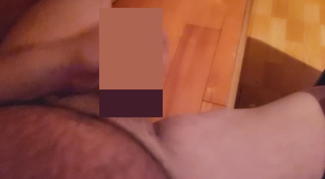 圈內三溫暖很棒的地方就是可以在任何地方大方的玩雞雞...勃起走來走去也沒關係...在烤箱裡面自慰也不用關門...🤣🤣🤣...
