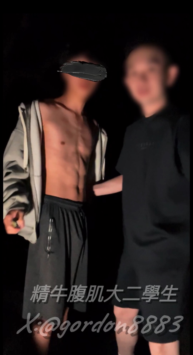精牛腹肌大二學生 在野外被多人觀看下 吹射口爆