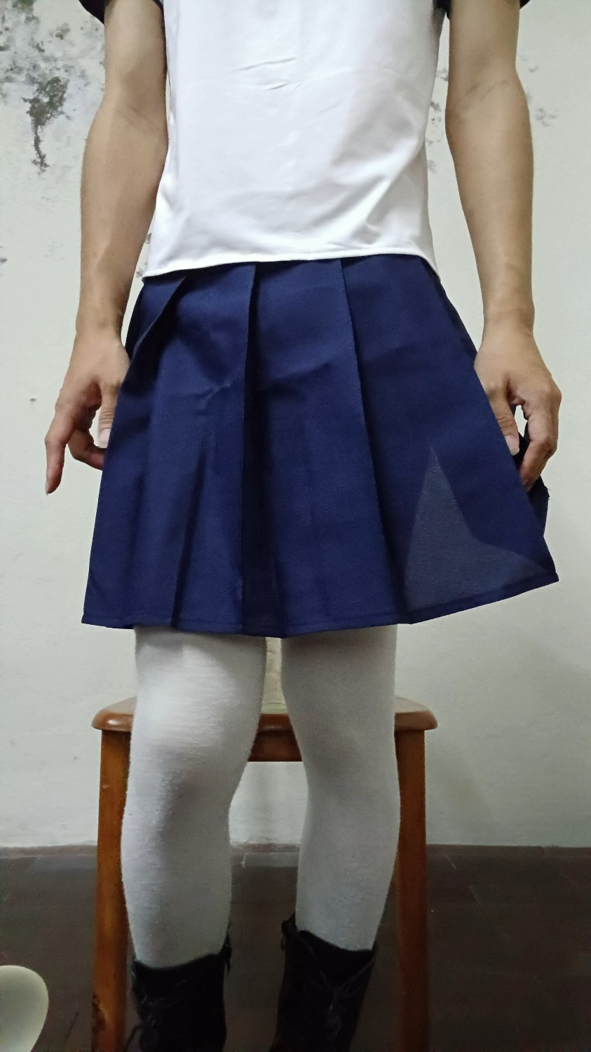 穿水手服戴平板鎖自插，最後脫光插入兩根假屌（3：59）
