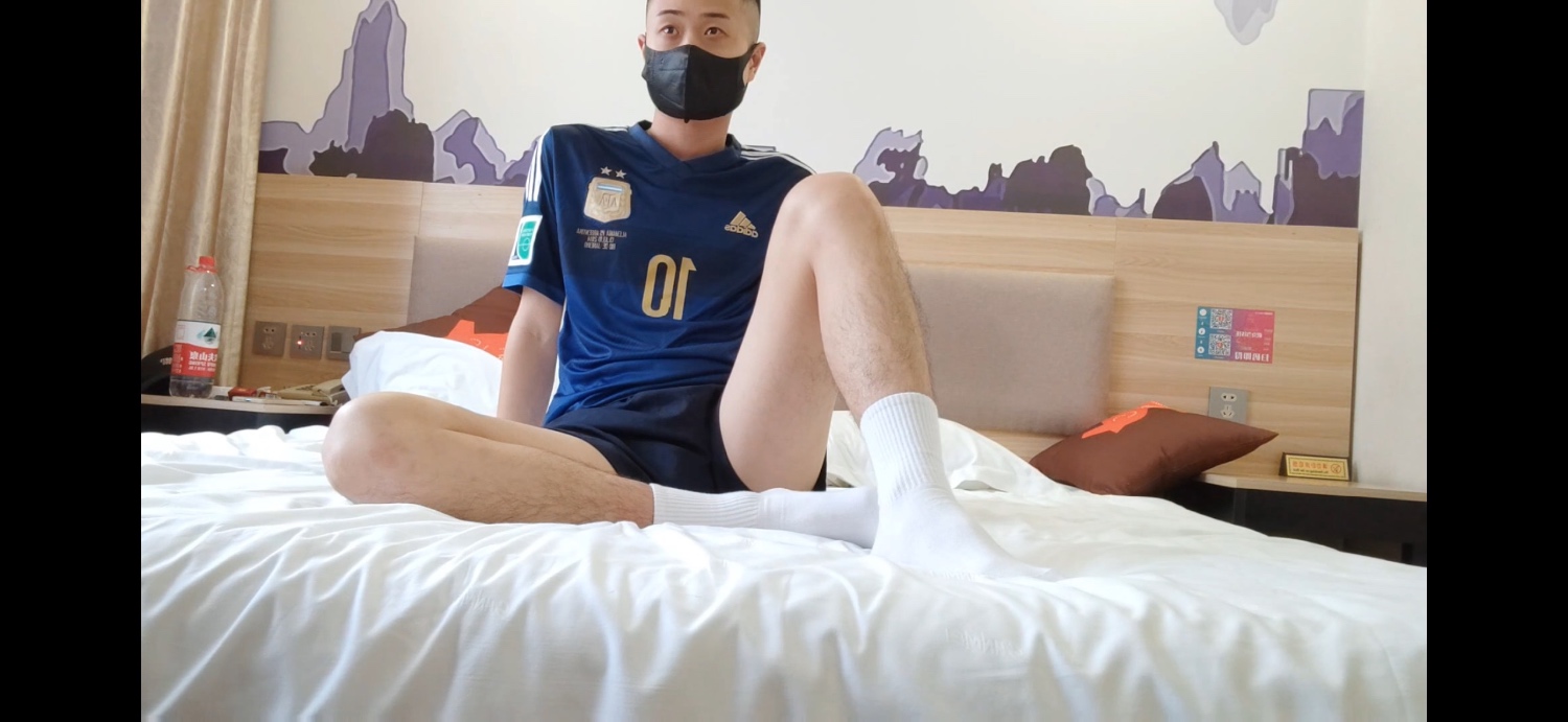 足球小哥哥酒店內被刺殺後掙扎!