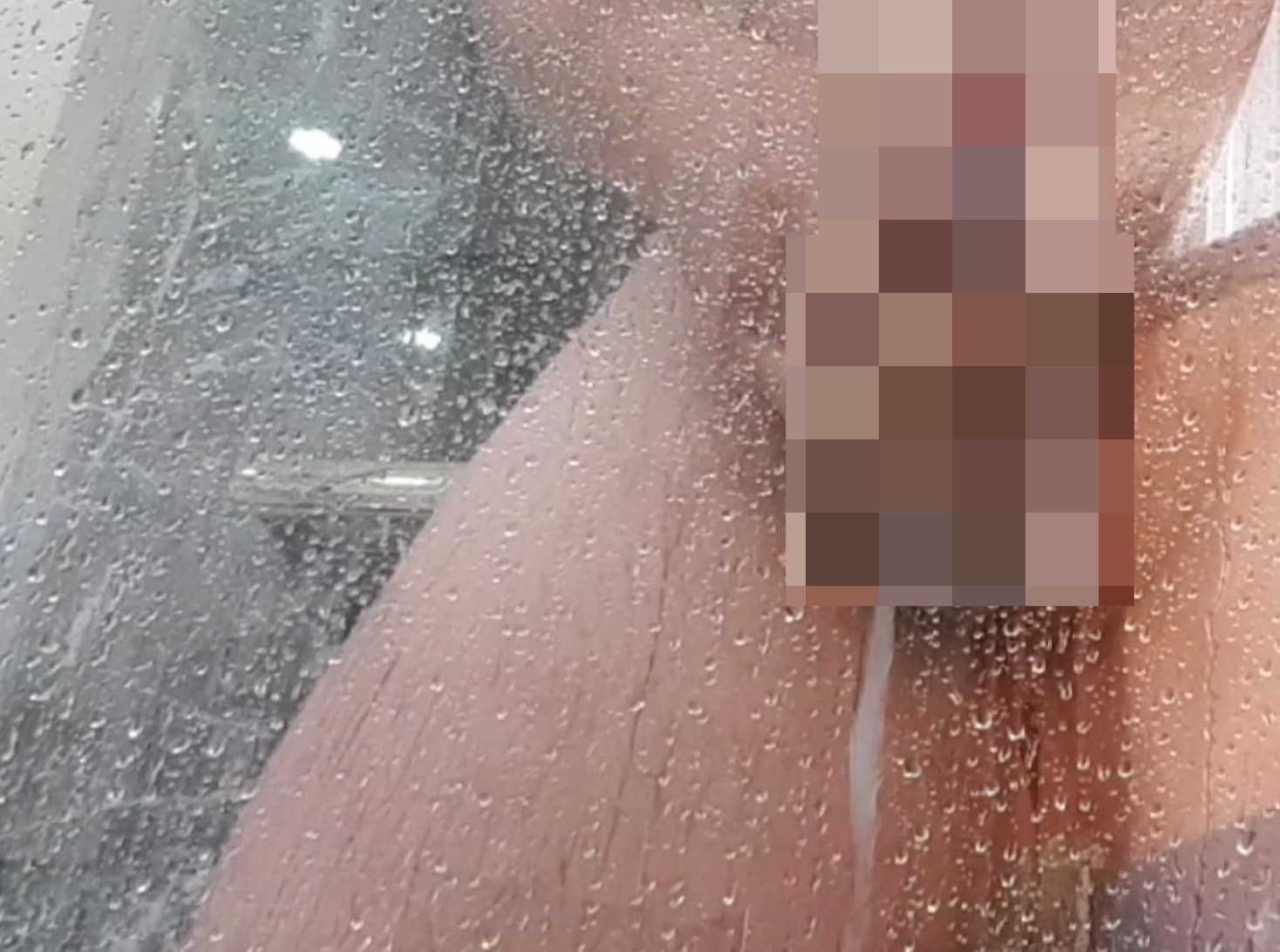 喜歡飯店裡臥室和浴室只有一面玻璃的設計...這樣可以躺在床上假裝玩手機...然後光明正大欣賞熊熊一邊洗澡一邊玩雞雞...😆😆😆